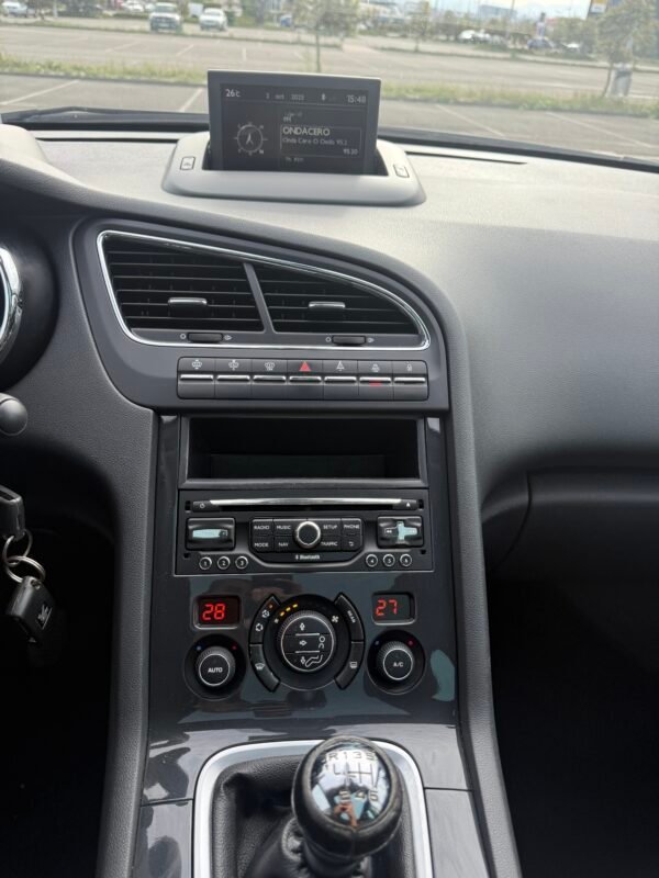 PEUGEOT 5008 1.6 hdi